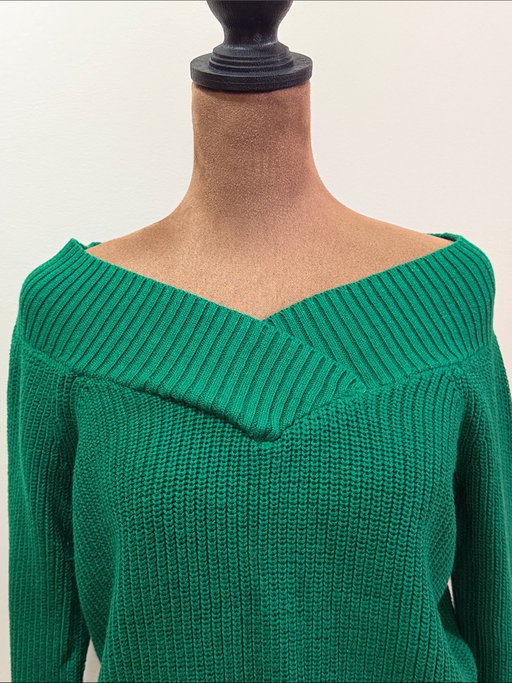 Boston Proper. V Neck Emerald Green Women's Sweater. NWOT. Size S. - Picture 3 of 8